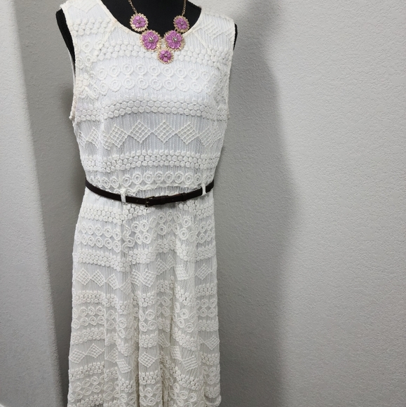 Lace dreas with belt - Picture 1 of 3